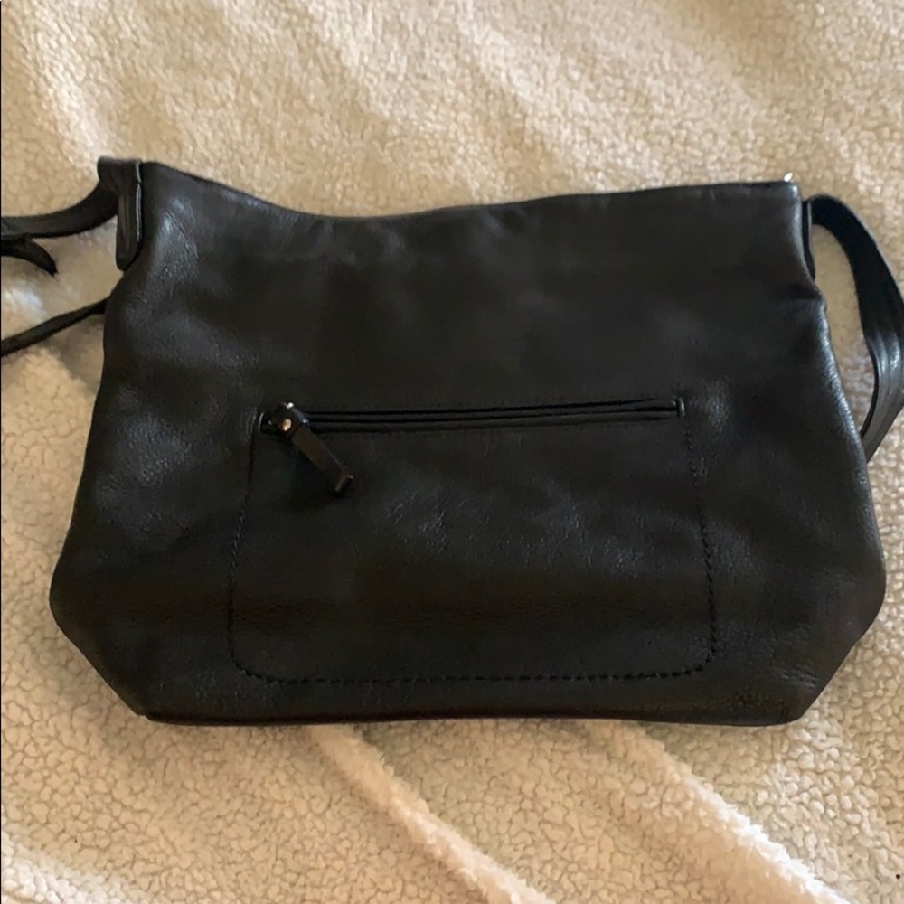 Leather shoulder bag.